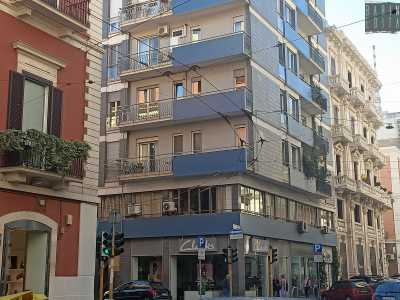 Ancora oggi non � difficile ricostruire buona parte dell�itinerario che i vecchi mezzi di trasporto elettrici percorrevano in citt�. Iniziamo la nostra ideale passeggiata �sul filo del bus� dalla centralissima via principe Amedeo all�angolo con via Andrea da Bari...